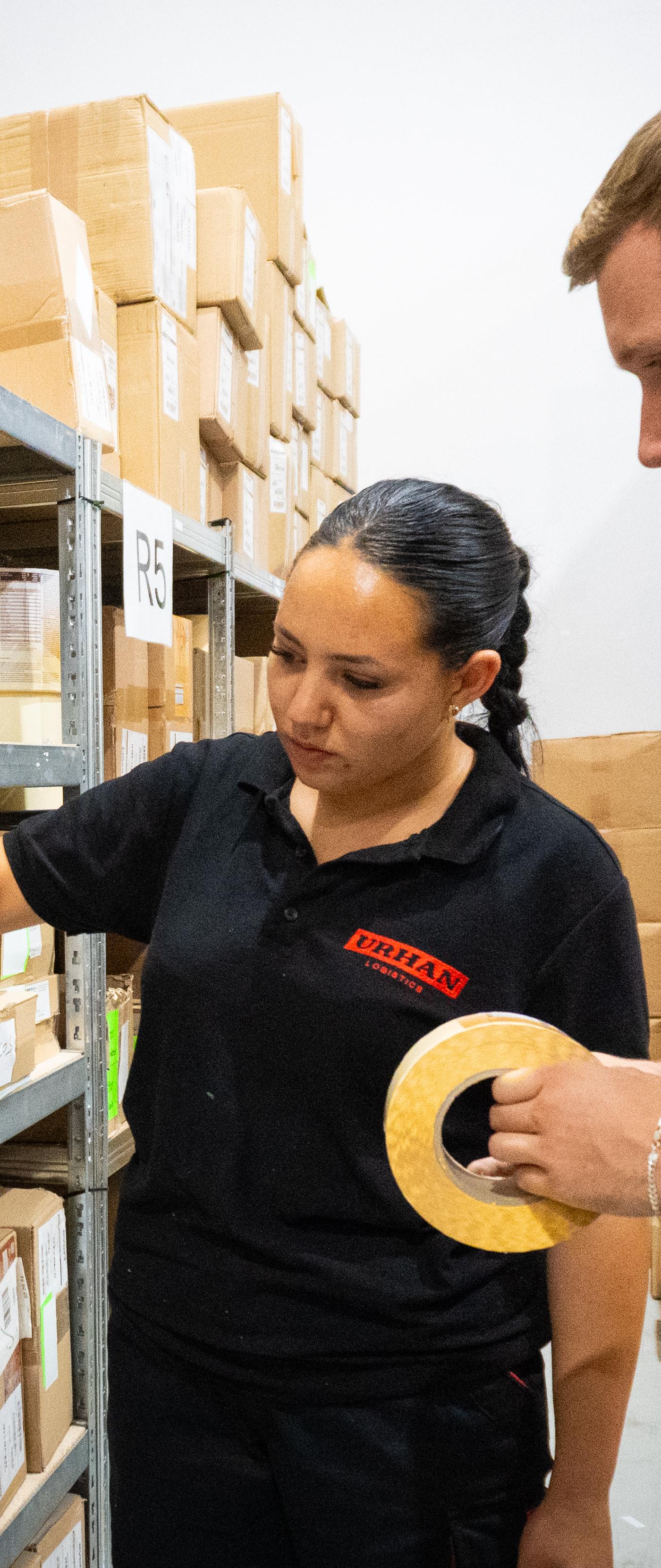 Mitarbeitende bei der Auftragsabwicklung im Fulfillment-Center der Urhan Logistics